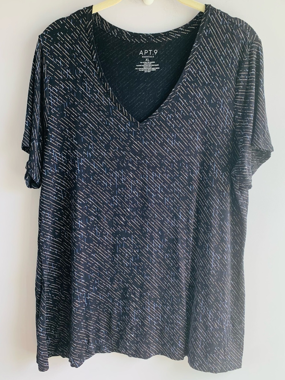 V Neck Short Sleeve Knit Top Tee Black White Abstract Geometric Work EUC XL